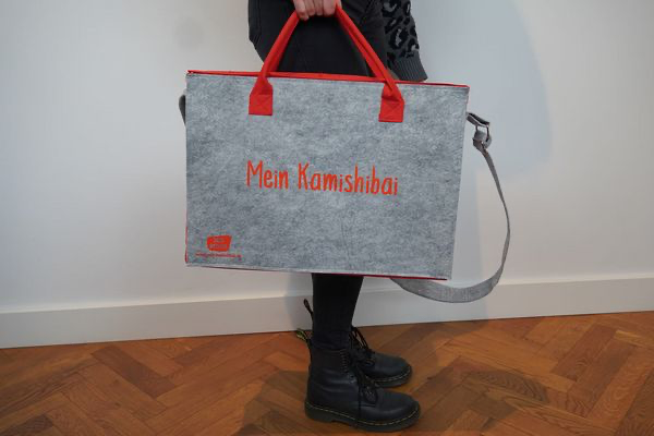 tragetasche-und-umhaengetasche-mein-kamishibai-tragetasche.webp