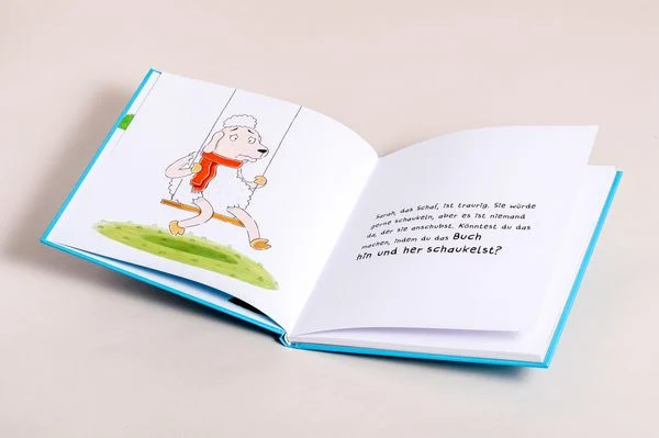 schaukel-das-schaf-ein-mitmachbuch-zum-schuetteln-schaukeln-pusten-klopfen-und-sehen-was-dann-passiert-von-2-bis-4-jahren-gebundene-ausgabe-nico-sternbaum.jpeg.webp